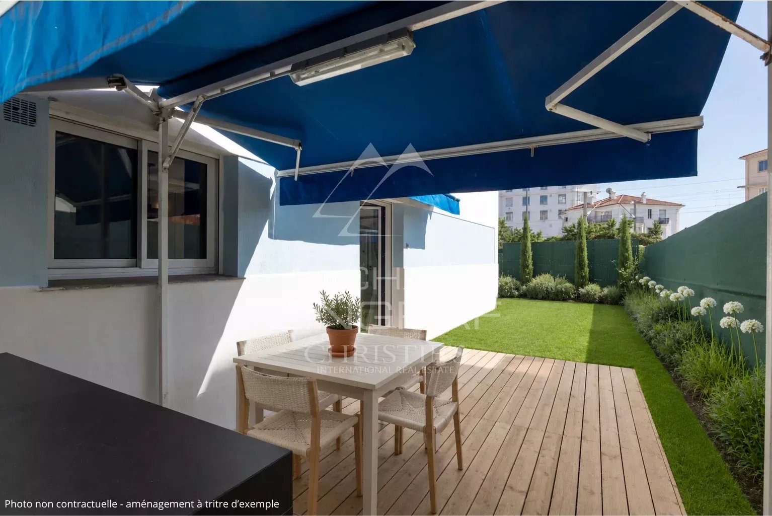 Terrasse avec jardin à Cannes Terrasse et jardin d'un appartement à Cannes avec mobilier de jardin.