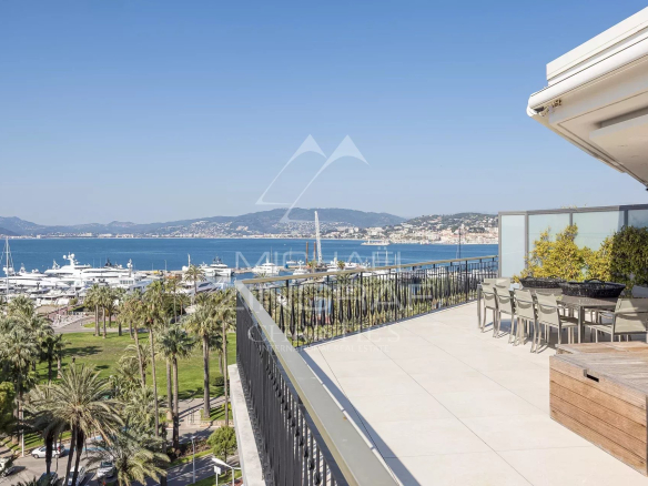 Penthouse avec vue panoramique sur la mer et la Croisette à Cannes, terrasse spacieuse.
