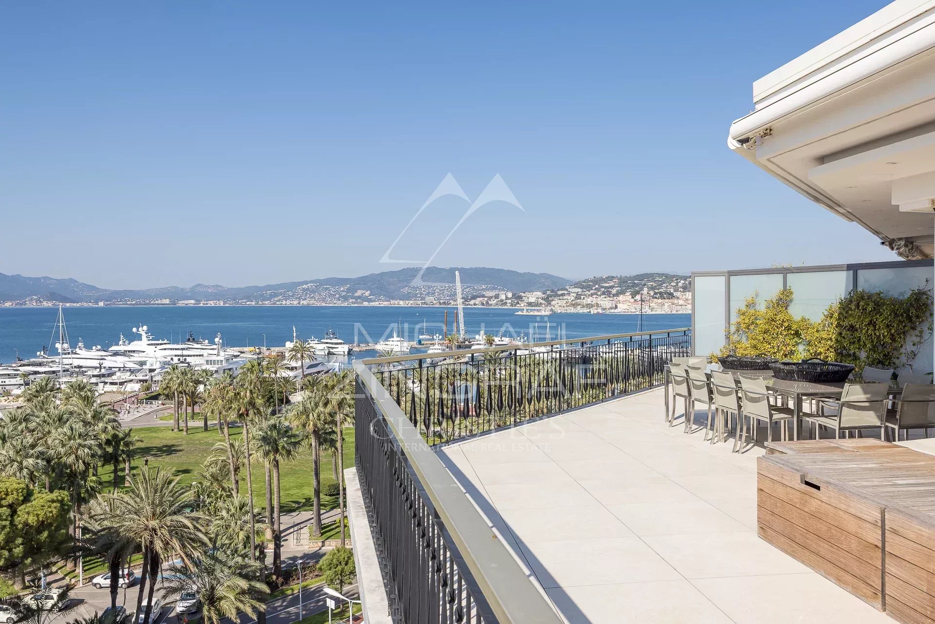Penthouse avec vue panoramique sur la mer et la Croisette à Cannes, terrasse spacieuse.