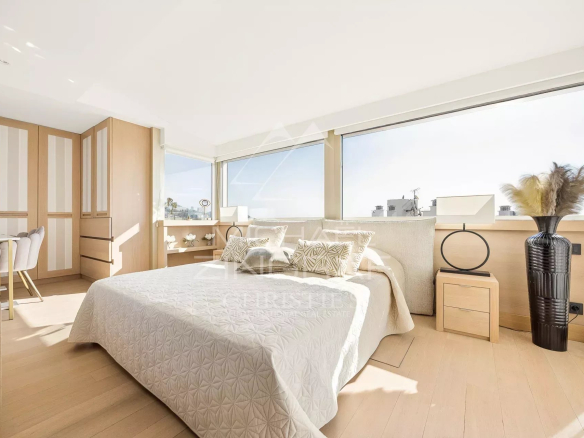 Chambre d'un penthouse à Cannes avec vue sur la mer et décoration moderne.
