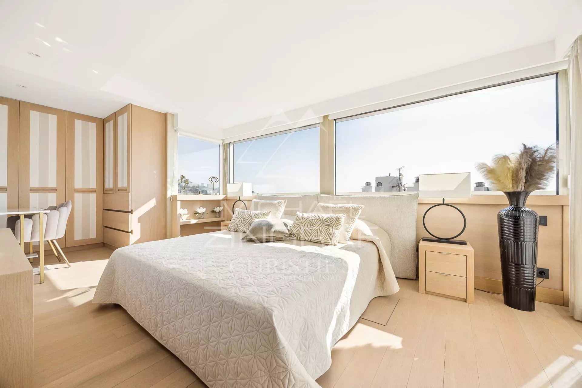 Chambre d'un penthouse à Cannes avec vue sur la mer et décoration moderne.
