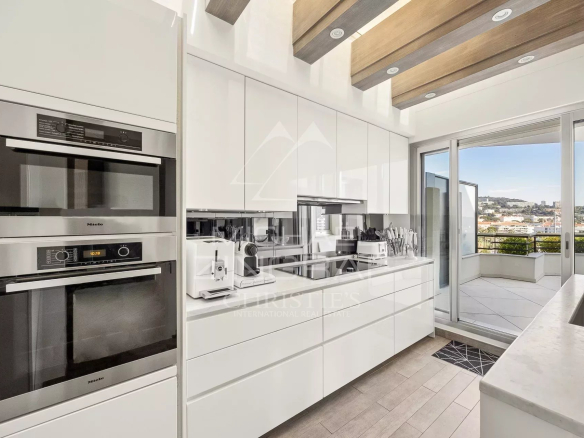Cuisine moderne d'un penthouse à Cannes avec vue sur la mer et les montagnes.