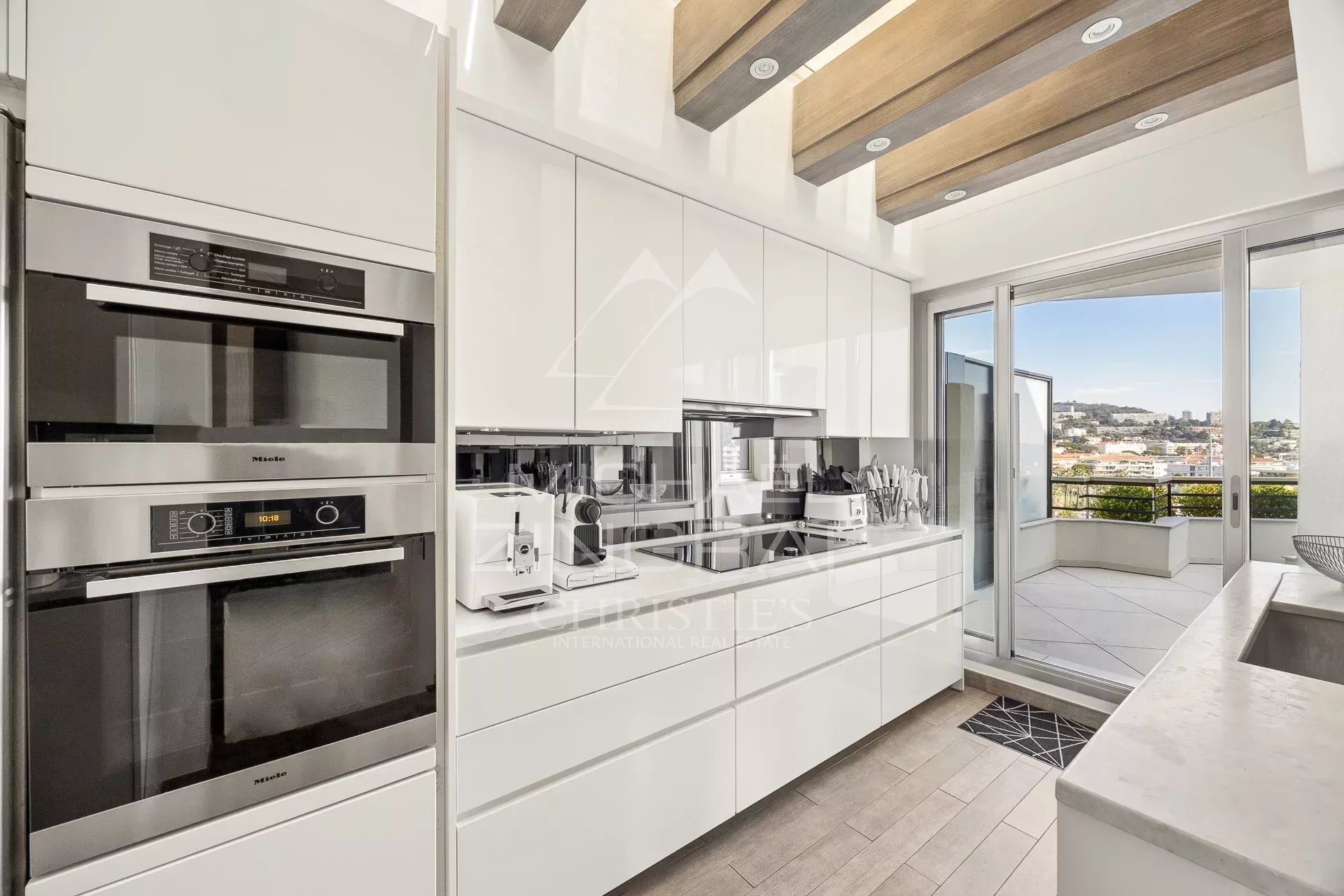Cuisine moderne d'un penthouse à Cannes avec vue sur la mer et les montagnes.