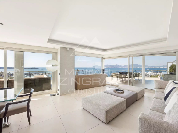 Intérieur d'un penthouse lumineux avec vue sur la mer, situé à Cannes.