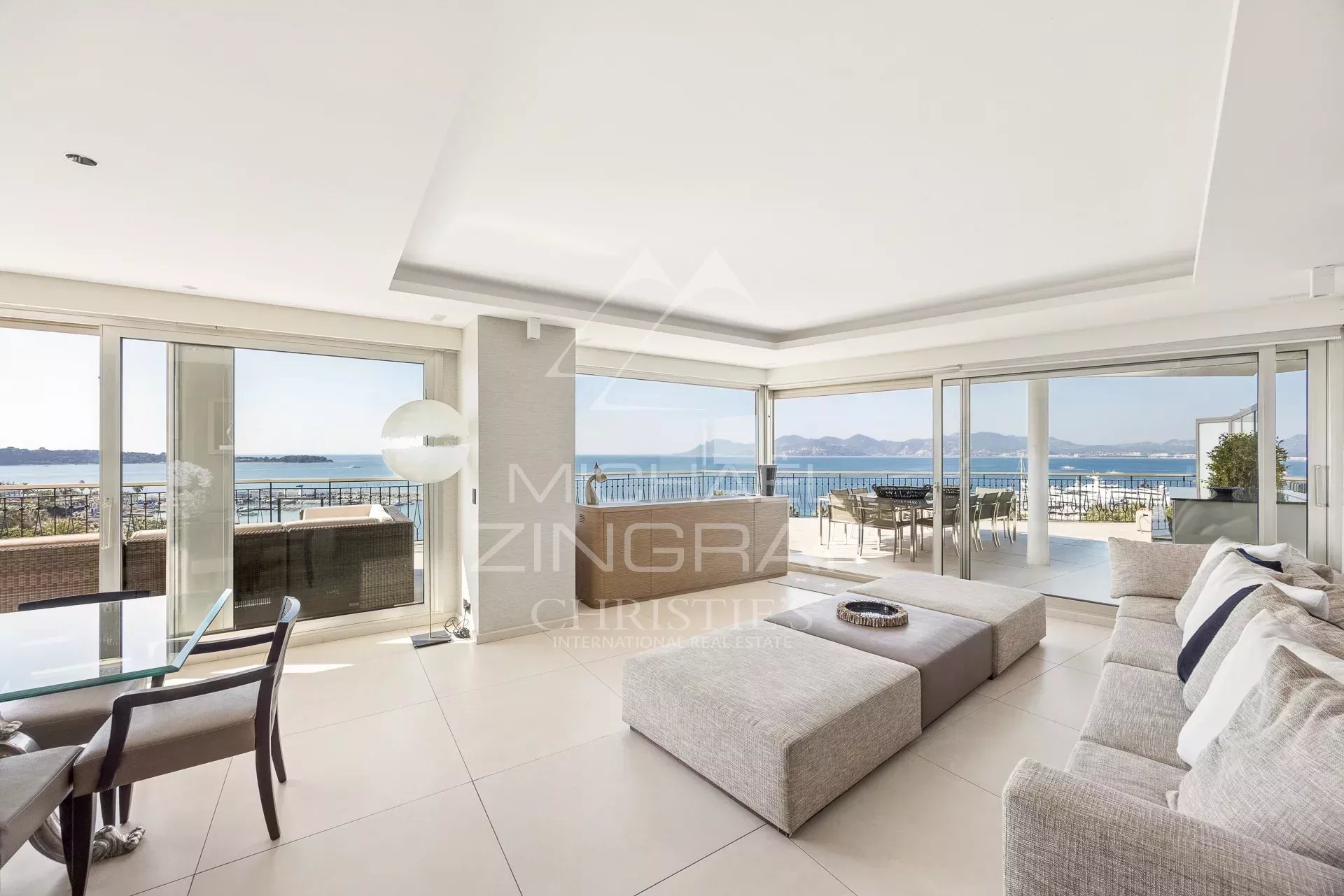 Intérieur d'un penthouse lumineux avec vue sur la mer, situé à Cannes.