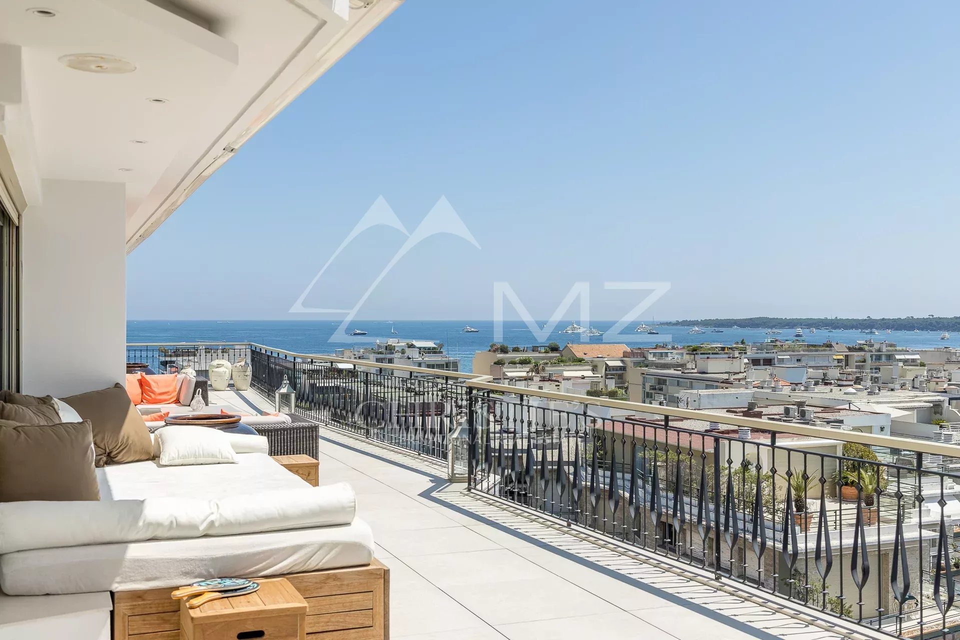 Penthouse avec terrasse offrant une vue panoramique sur la mer à Cannes, secteur Palm Beach.