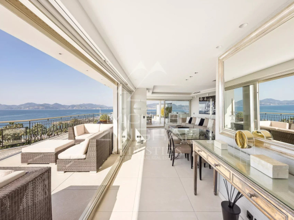 Penthouse lumineux avec vue mer panoramique à Cannes, terrasse spacieuse et mobilier moderne.