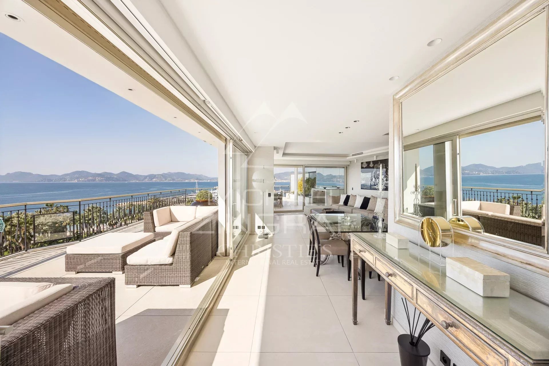 Penthouse lumineux avec vue mer panoramique à Cannes, terrasse spacieuse et mobilier moderne.
