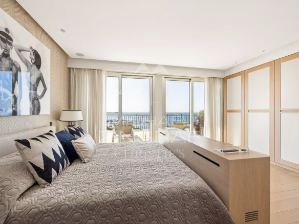 Chambre d'un penthouse à Cannes avec vue sur la mer et terrasse.