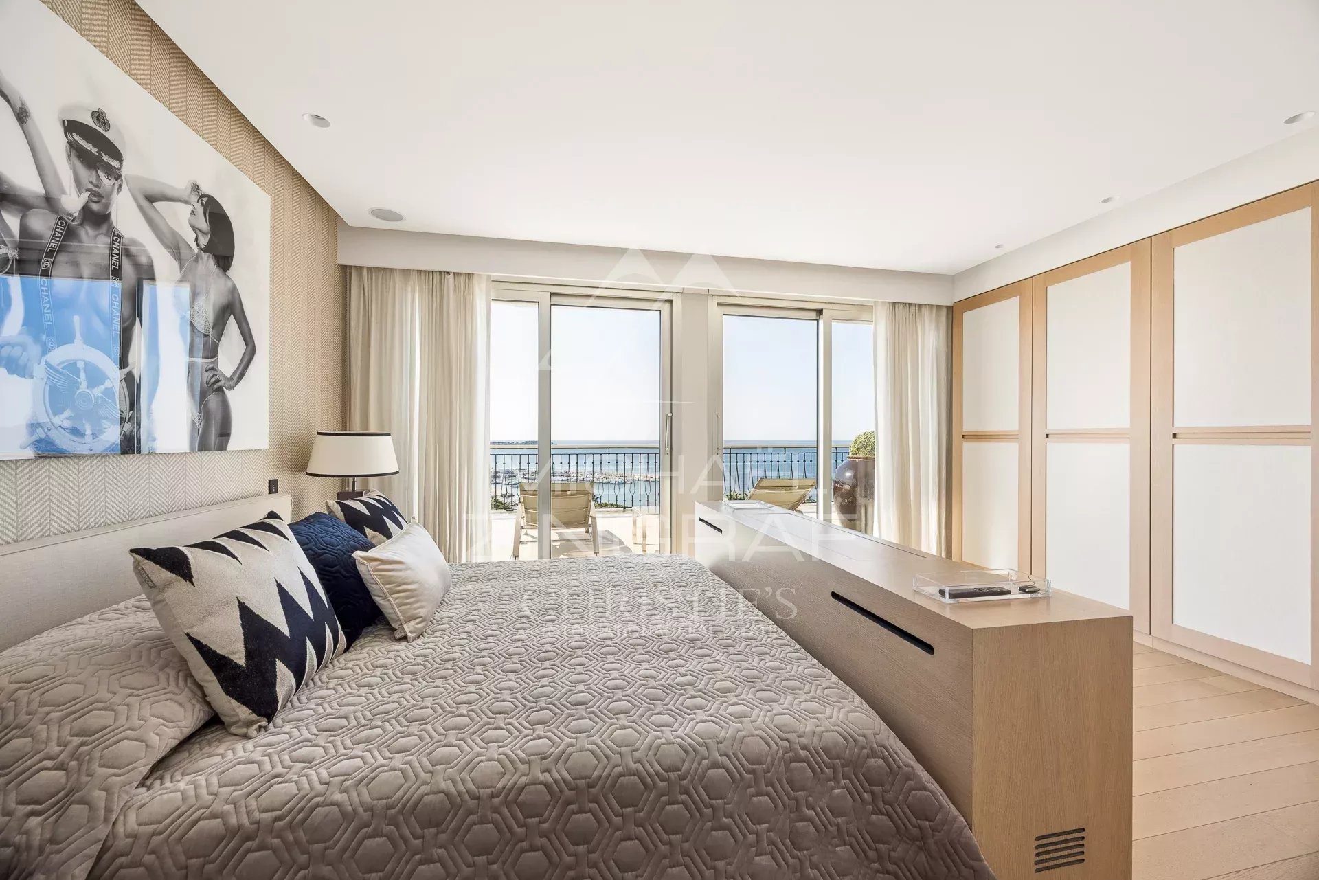 Chambre d'un penthouse à Cannes avec vue sur la mer et terrasse.