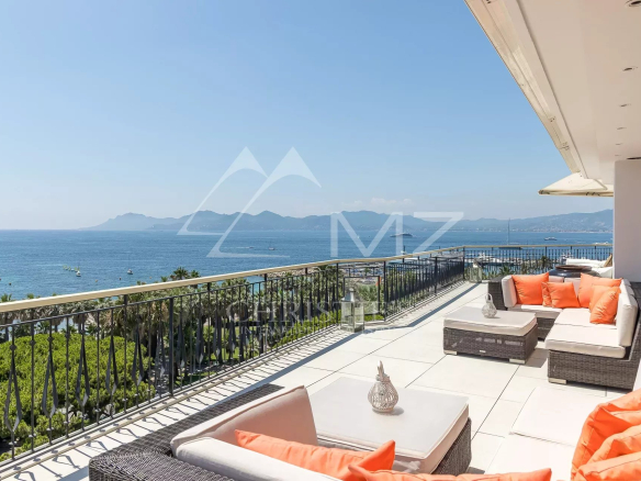 Penthouse avec terrasse et vue panoramique sur la mer à Cannes