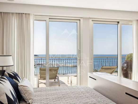 Vue d'un penthouse à Cannes avec accès à une terrasse et vue sur la mer.