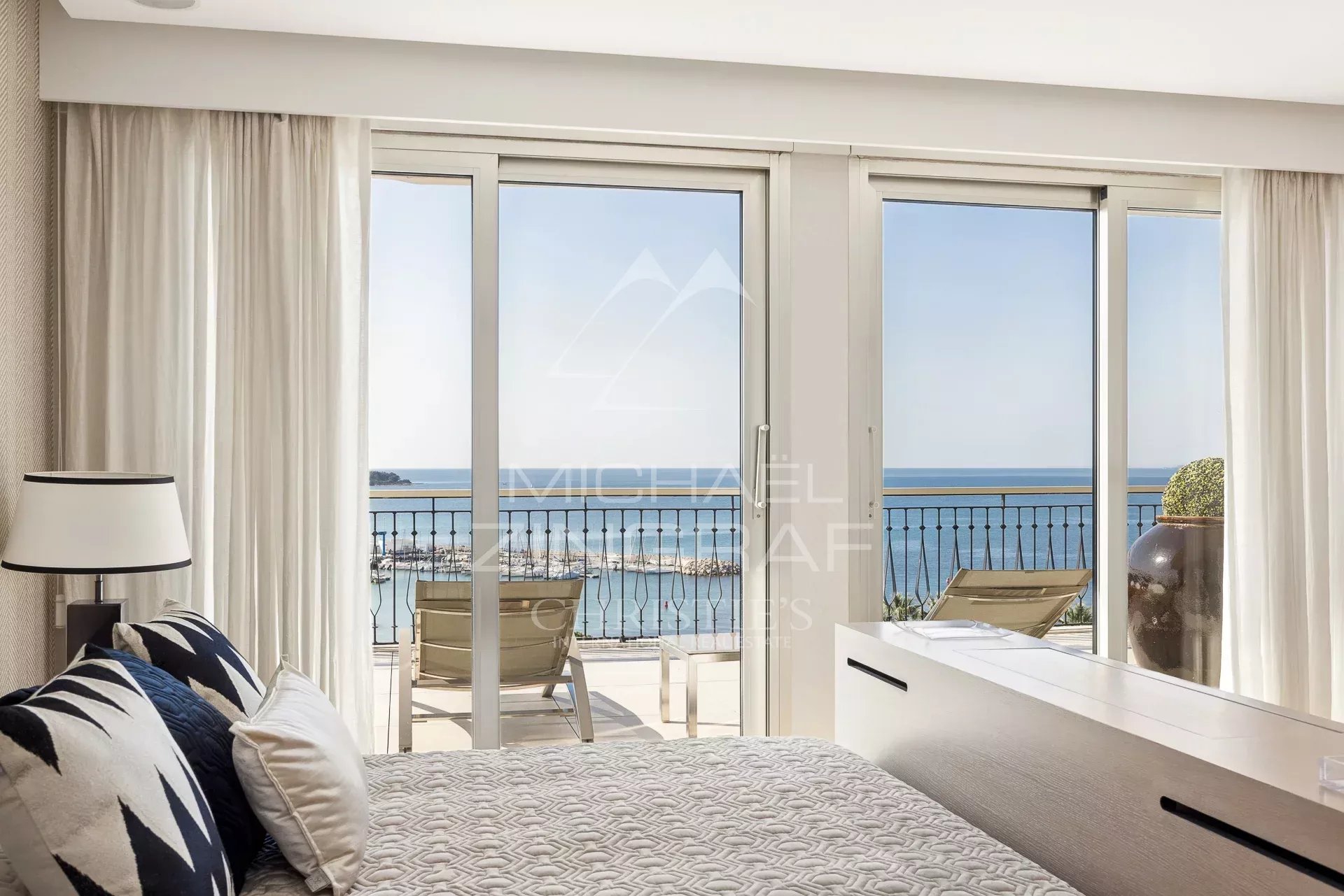 Vue d'un penthouse à Cannes avec accès à une terrasse et vue sur la mer.