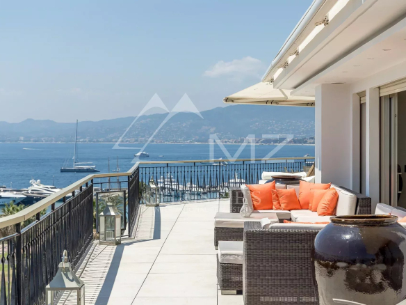 Penthouse avec terrasse surplombant la mer à Cannes, vue sur les Îles de Lérins.