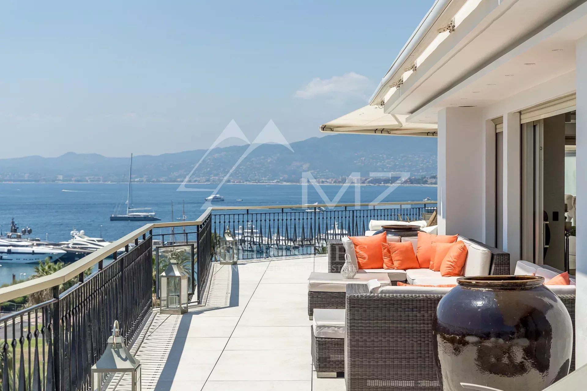 Penthouse avec terrasse surplombant la mer à Cannes, vue sur les Îles de Lérins.