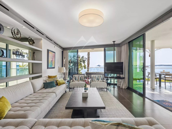 Intérieur d'un triplex moderne avec vue sur la mer à Cannes, salon lumineux et mobilier contemporain.