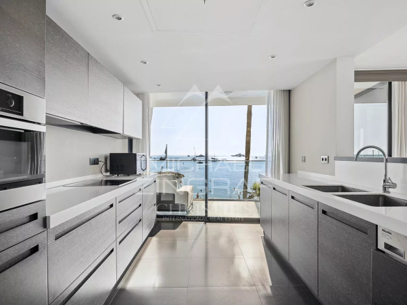 Cuisine moderne avec vue sur la mer dans un triplex à Cannes Palm Beach.