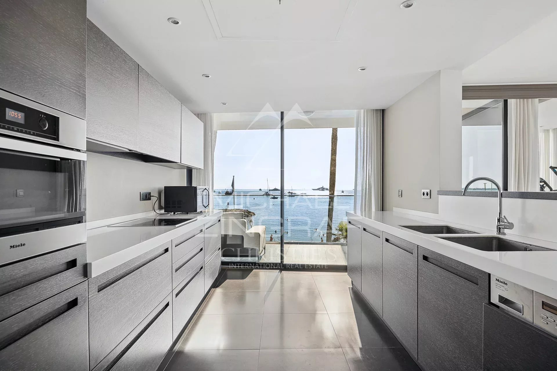 Cuisine moderne avec vue sur la mer dans un triplex à Cannes Palm Beach.