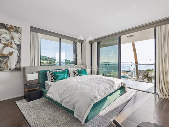 Chambre moderne avec vue sur la mer et accès à une terrasse à Cannes Palm Beach.