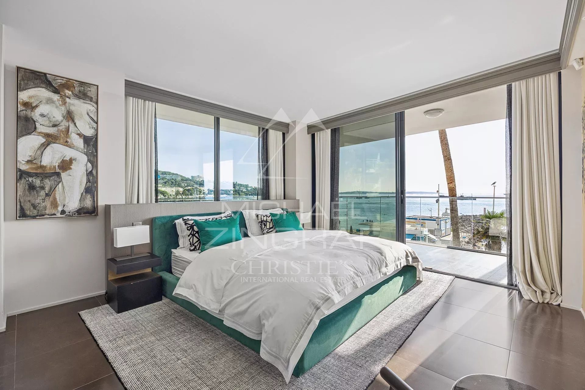 Chambre moderne avec vue sur la mer et accès à une terrasse à Cannes Palm Beach.
