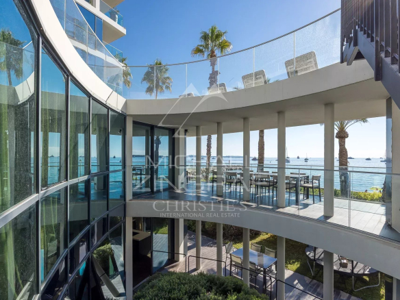 Vue panoramique sur la mer depuis un triplex à Cannes avec terrasses et jardin.