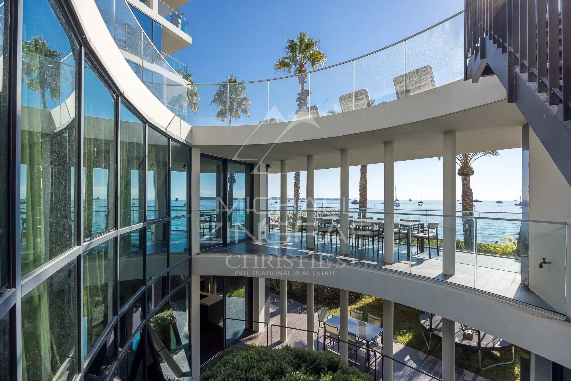 Vue panoramique sur la mer depuis un triplex à Cannes avec terrasses et jardin.