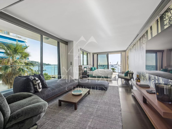 Intérieur d'un triplex moderne avec vue sur la mer à Cannes, salon lumineux et mobilier contemporain.