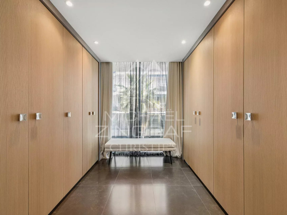 Intérieur d'un triplex à Cannes avec placards en bois et accès à une terrasse.