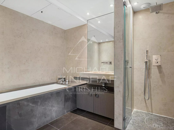 Salle de bain moderne avec baignoire et douche dans un triplex à Cannes.