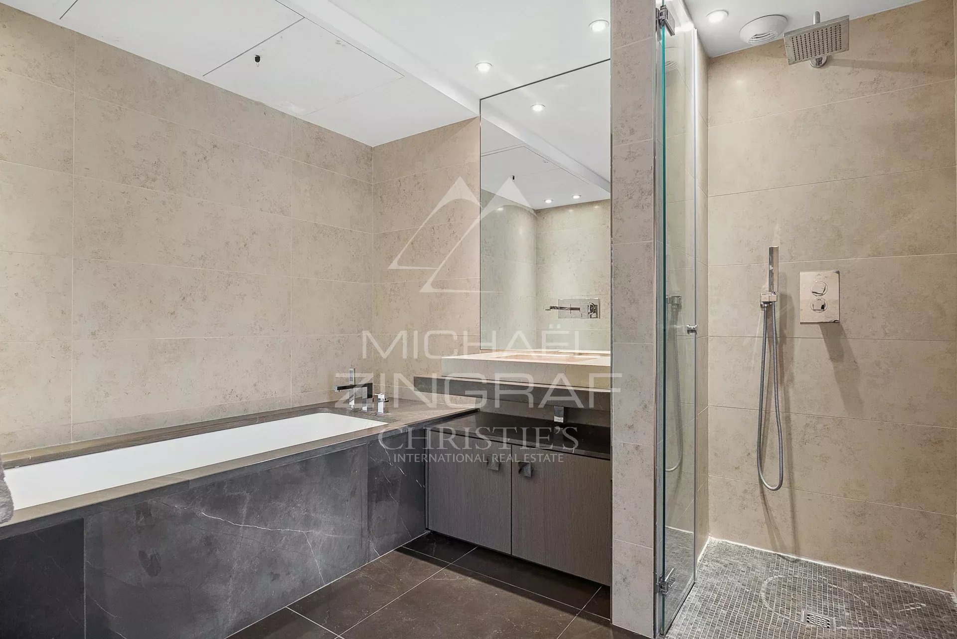 Salle de bain moderne avec baignoire et douche dans un triplex à Cannes.