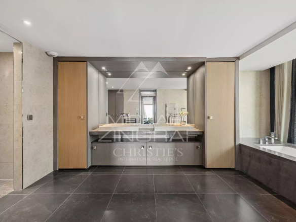 Salle de bains moderne avec baignoire et double vasque dans un triplex à Cannes.