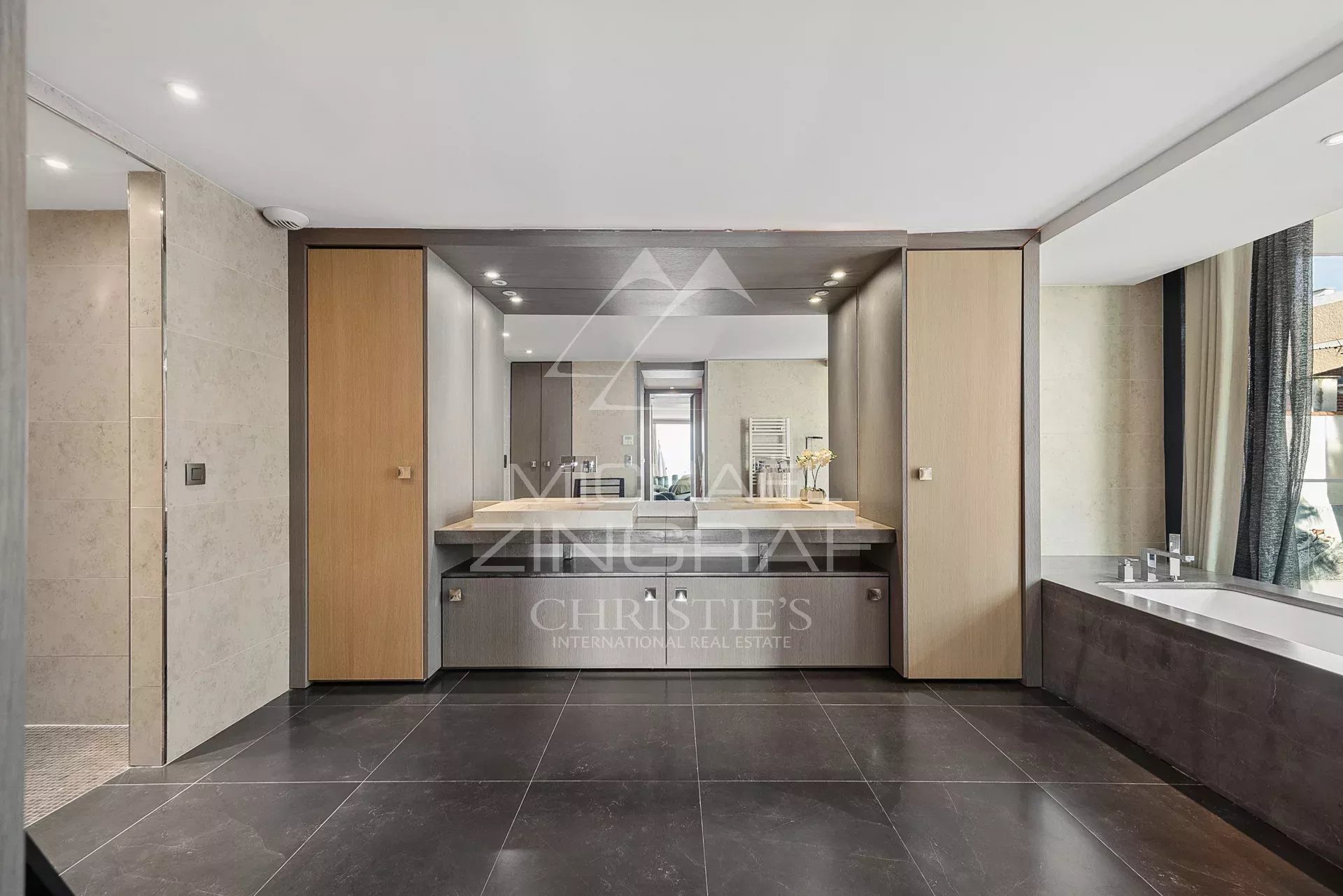 Salle de bains moderne avec baignoire et double vasque dans un triplex à Cannes.