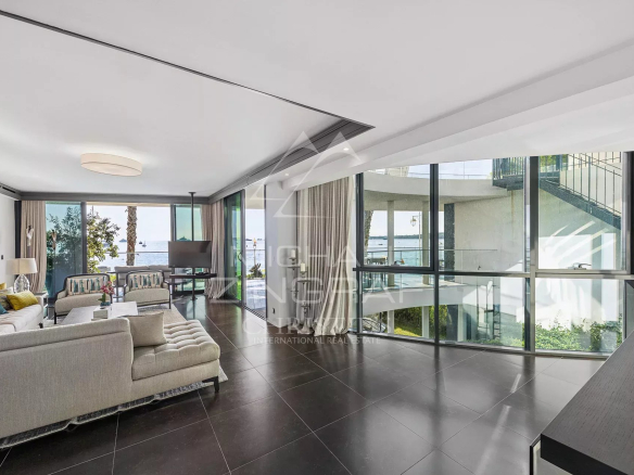 Intérieur d'un triplex de 462m² avec vue sur la mer, terrasses et jardin à Cannes.