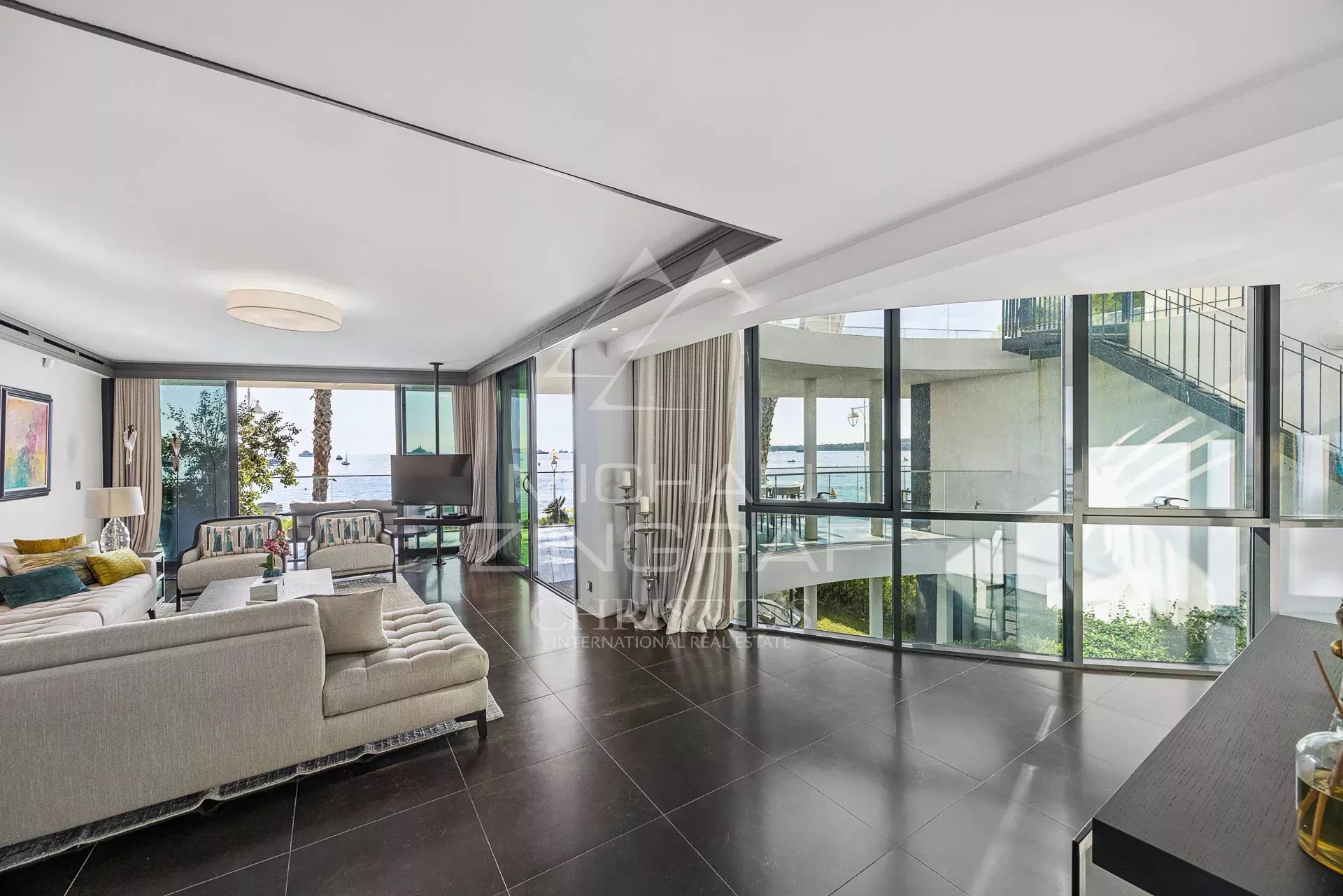 Intérieur d'un triplex de 462m² avec vue sur la mer, terrasses et jardin à Cannes.