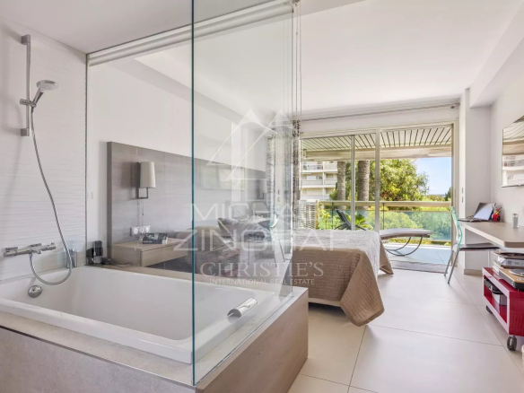 Appartement moderne avec baignoire et vue sur balcon à Cannes Palm Beach.