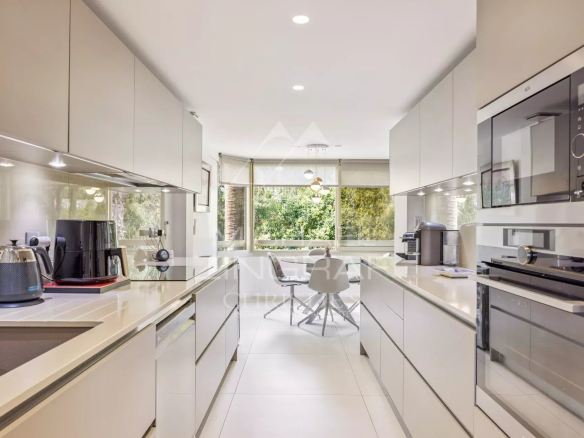 Cuisine moderne et lumineuse d'un appartement à Cannes, avec équipements de qualité et coin repas.