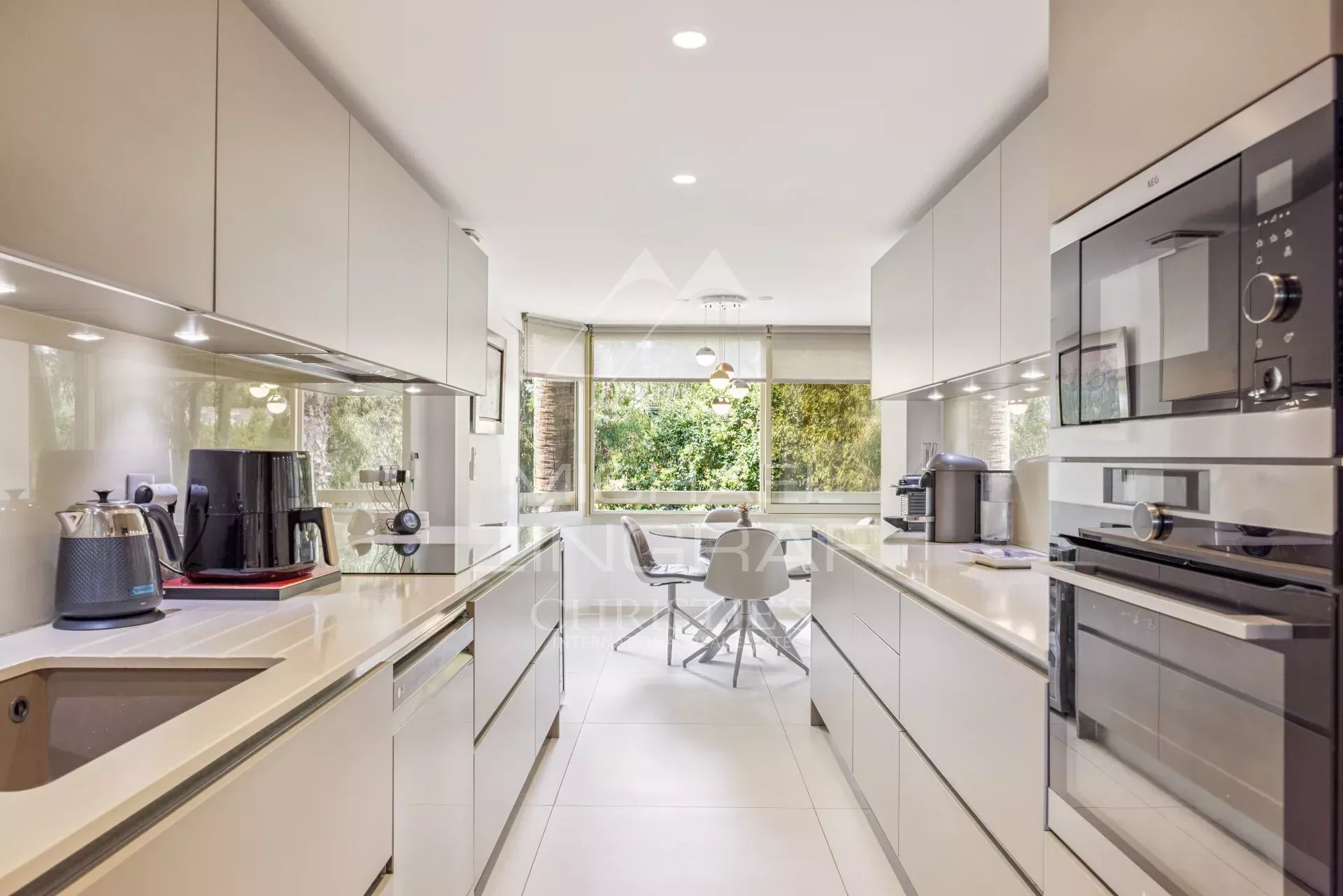 Cuisine d’un appartement à Cannes Cuisine moderne et lumineuse d'un appartement à Cannes, avec équipements de qualité et coin repas.