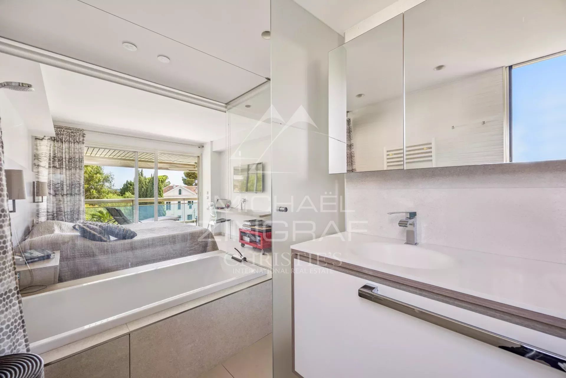 Salle de bain d’un appartement à Cannes Palm Beach Salle de bain moderne avec baignoire et vue sur un séjour lumineux à Cannes Palm Beach.