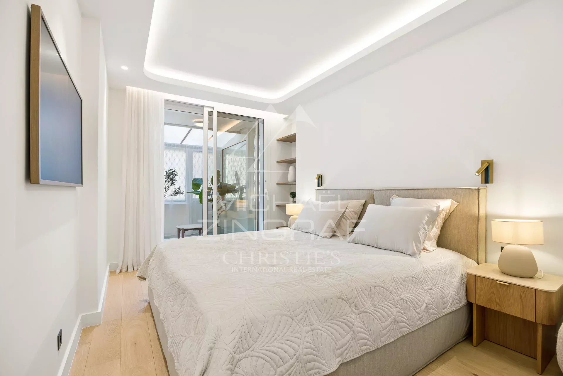 Chambre d’appartement à Cannes Chambre d'un appartement rénové à Cannes avec lit double et décoration moderne.