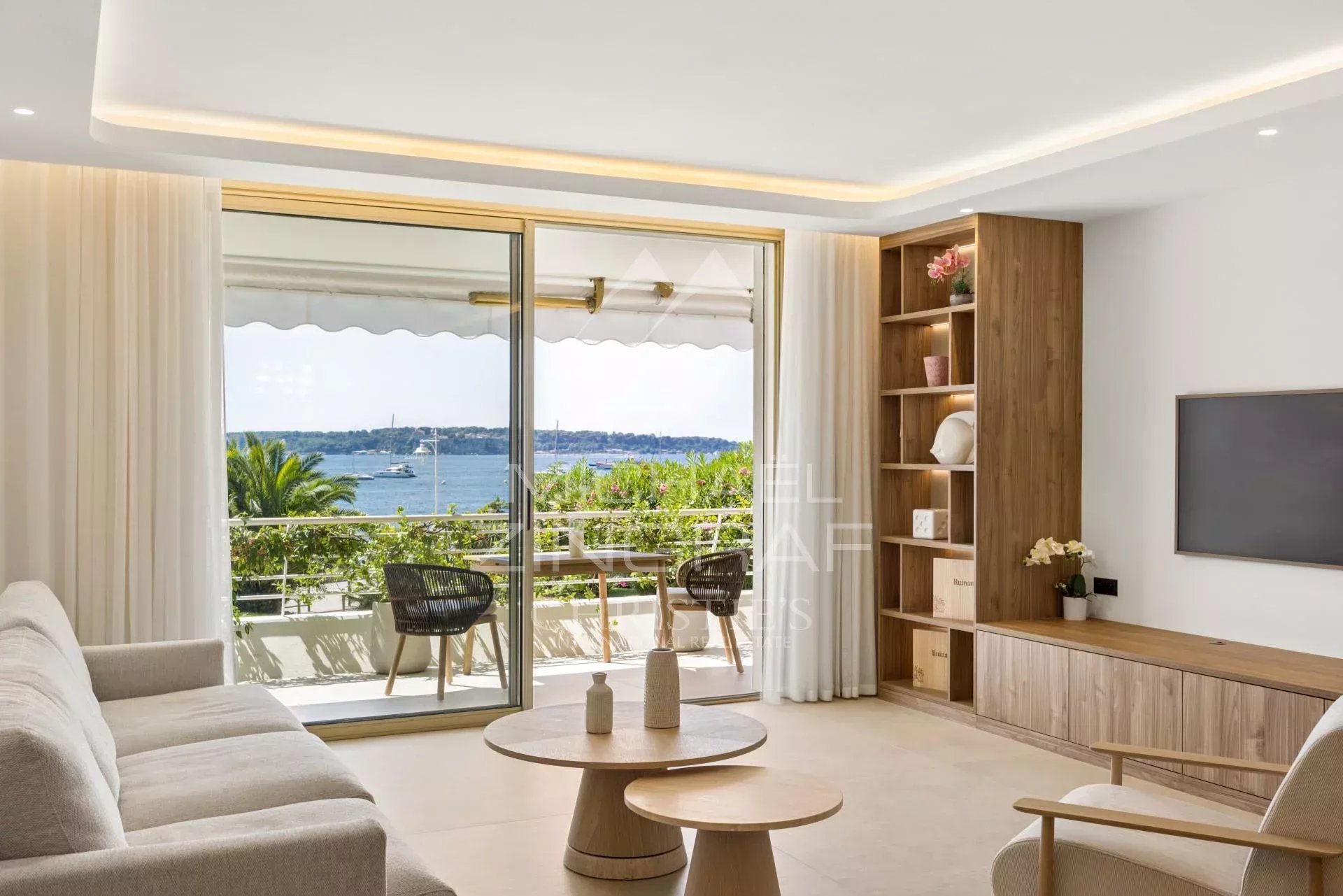 Appartement d’exception à Cannes Intérieur d'un appartement moderne avec vue sur la mer à Cannes, salon lumineux et terrasse.