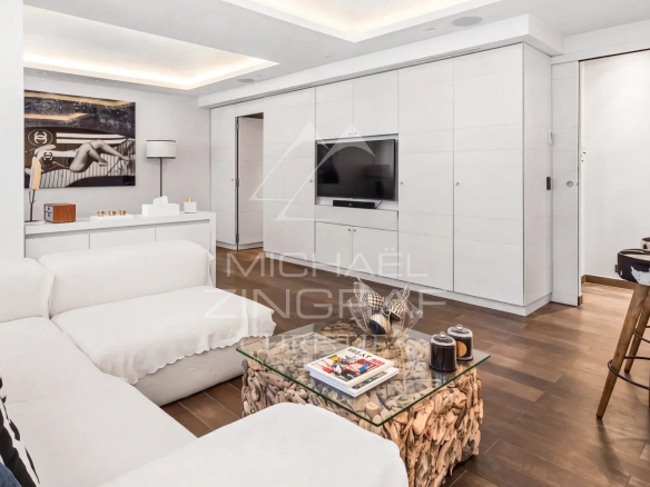 Intérieur d'un studio moderne et spacieux avec un salon confortable et des meubles contemporains.