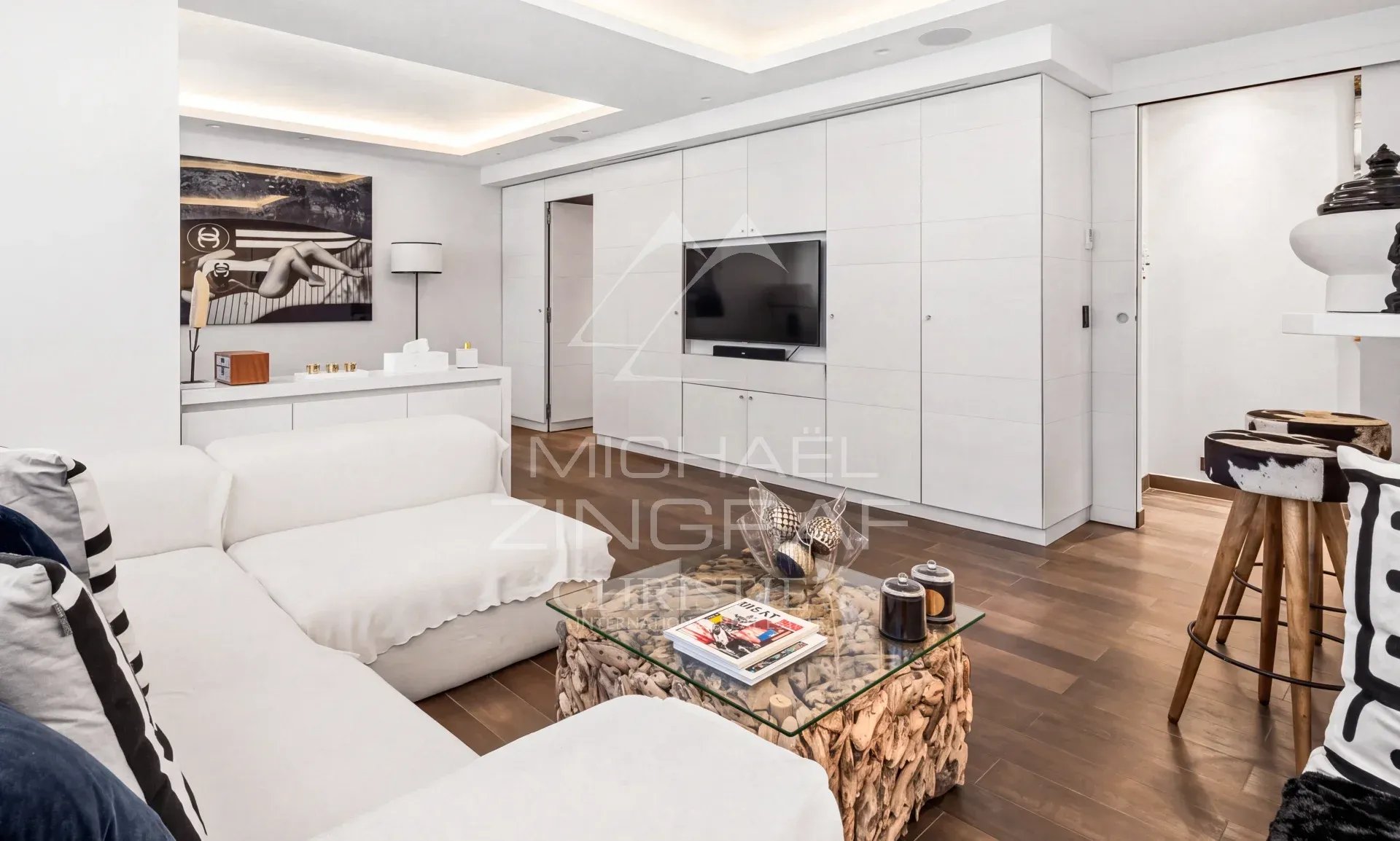 Studio d’exception à Cannes Intérieur d'un studio moderne et spacieux avec un salon confortable et des meubles contemporains.