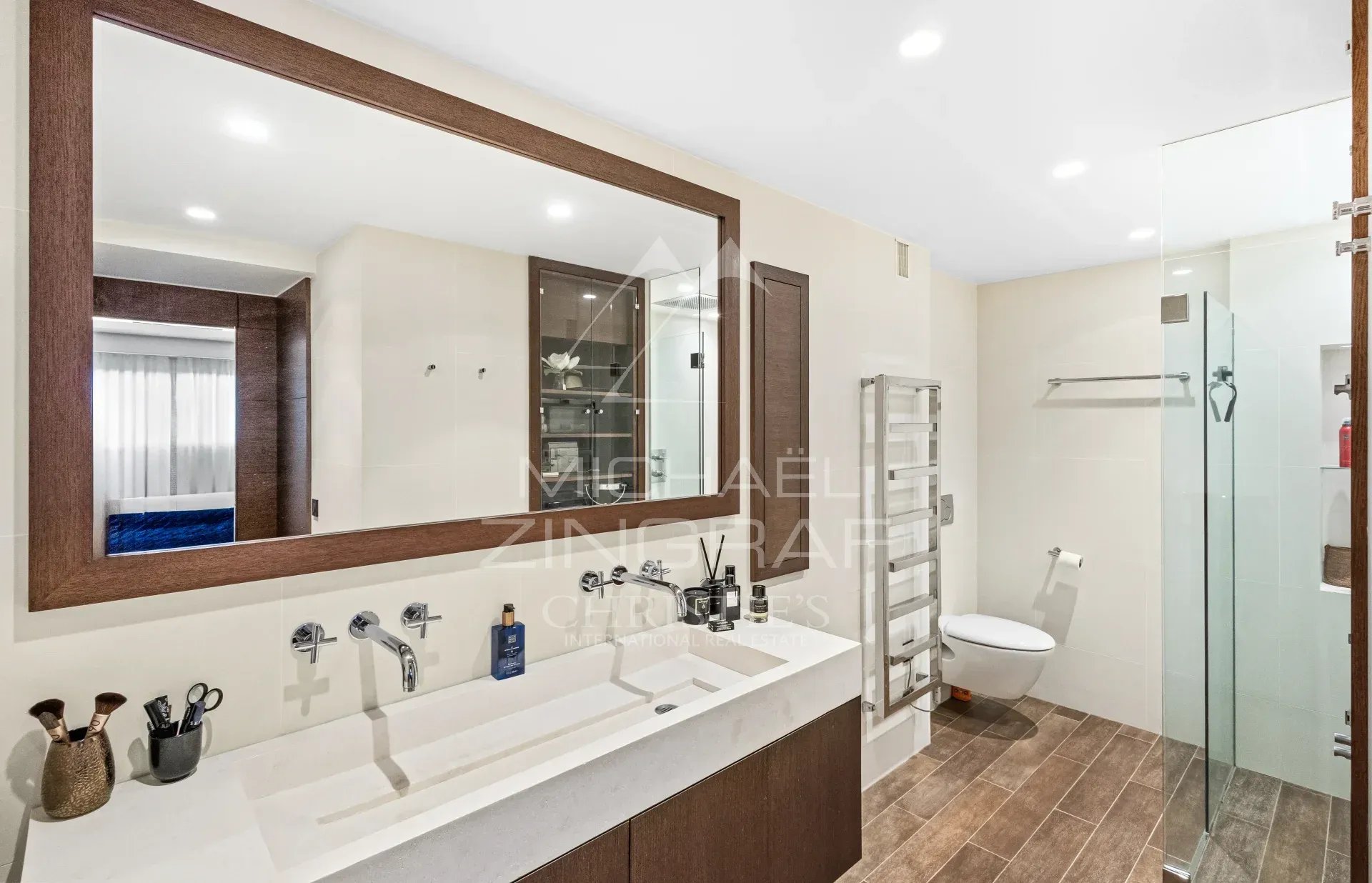Salle de bain d’un studio à Cannes Salle de bain moderne avec double vasque et douche à l'italienne dans un studio à Cannes.