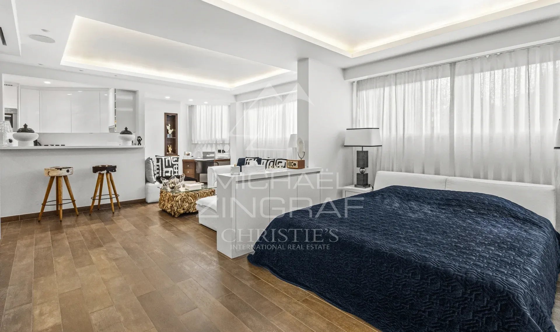 Studio d’exception à Cannes Studio moderne de 53 m² avec cuisine semi-ouverte et espace salon à Cannes.