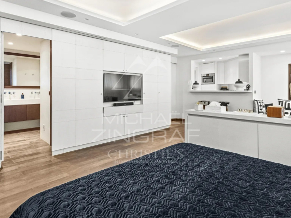 Studio moderne de 53 m², rénové, avec cuisine semi-ouverte et espace bar.