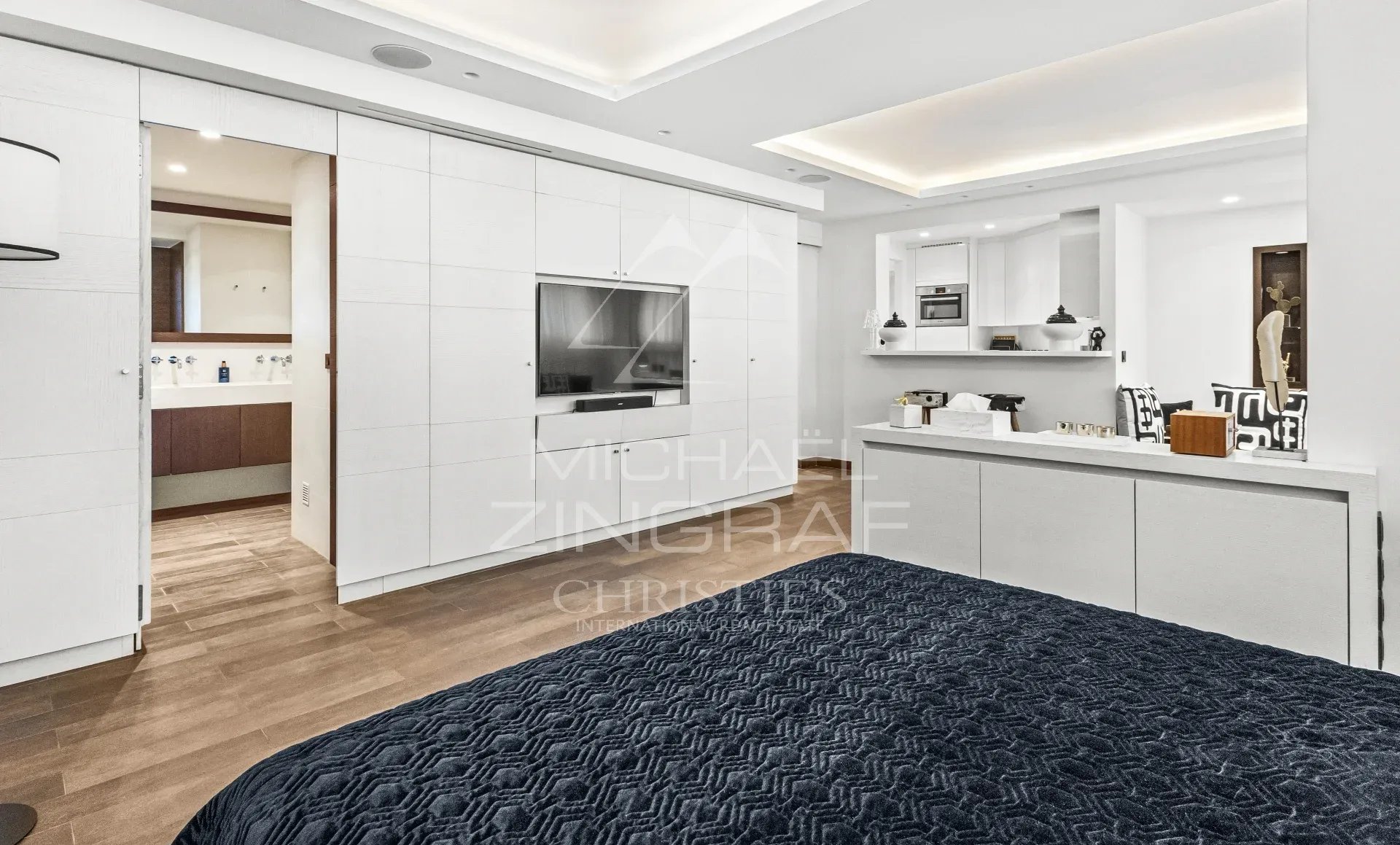 Studio d’exception à Cannes Studio moderne de 53 m², rénové, avec cuisine semi-ouverte et espace bar.