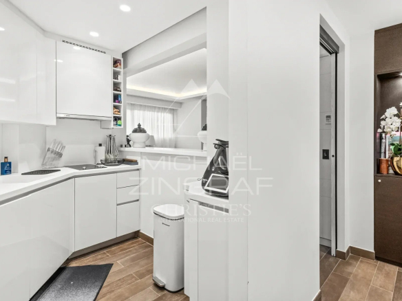 Cuisine moderne et entièrement équipée d'un studio à Cannes, avec espace bar et décoration contemporaine.