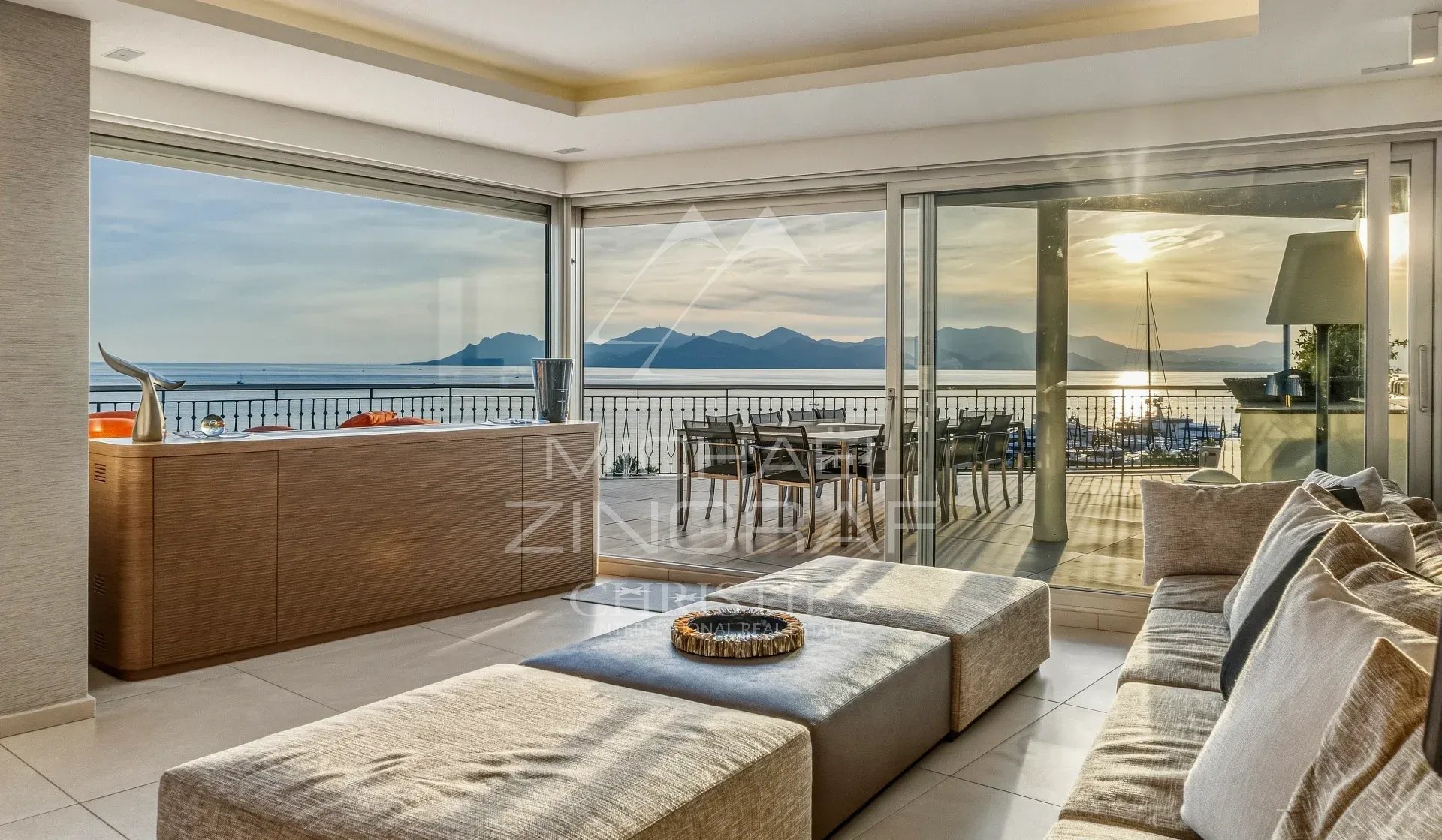 Penthouse à Cannes avec vue panoramique Intérieur d'un penthouse à Cannes avec vue sur la mer et les montagnes.