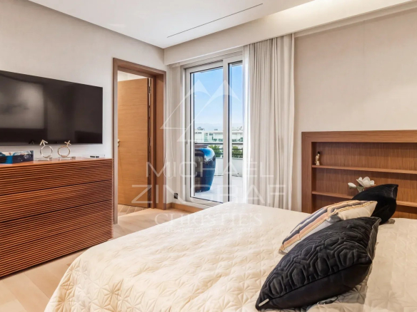 Chambre d'un penthouse à Cannes avec vue sur la mer et décoration moderne.