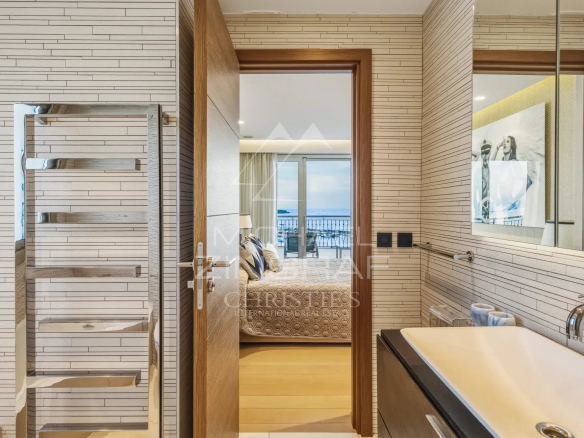 Salle de bain moderne avec vue sur la mer, ouvrant sur une terrasse à Cannes.